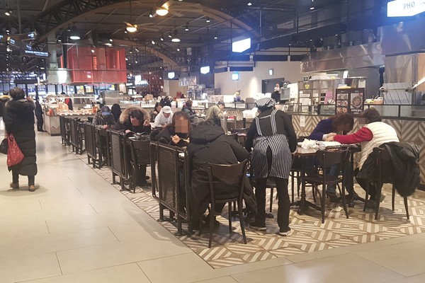 점심 시간이라 그나마 손님이 몰린 지하 1층 푸드코트에도 듬성듬성 빈 자리가 눈에 띄게 늘었다. (사진=장민호 기자)