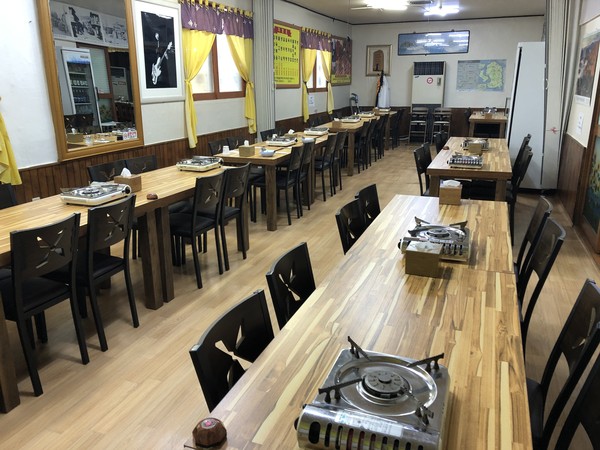 강화군이 지난해에 이어 외식업소 환경개선을 위한 ‘입식테이블 및 돌솥설치 지원’ 사업과 관내 맛집 발굴을 위한 ‘줄서는 맛집 2220 프로젝트’ 사업을 추진한다. (사진제공=강화군청)