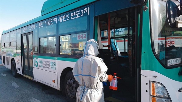 신종 코로나바이러스 유입을 원천 차단을 위해 화성시는 관내 버스를 대상으로 1일 6회 방역을 실시하고 있다.(사진제공=화성시청)