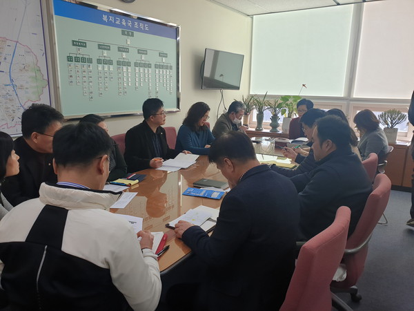 신종 코로나바이러스 감염증 확산 방지를 위해 오산시 관내 사회복지시설 중 일부 다중이용시설 임시 휴관 회의를 진행하고 있다.(사진제공=오산시청)