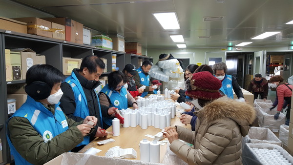 이천시자원봉사센터 봉사자들이 일손이 부족한 손세정제 제조업체를 지원하고 있다. (사진제공=이천시청)