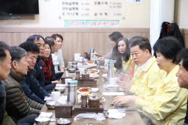 박 시장은 신종 코로나바이러스 확산에 따른 소상공인의 애로사항을 파악하고 실효성 있는 지원 대책을 마련하기 위해 7일 광명전통시장을 찾아 현장회의를 개최했다. (사진제공=광명시청)