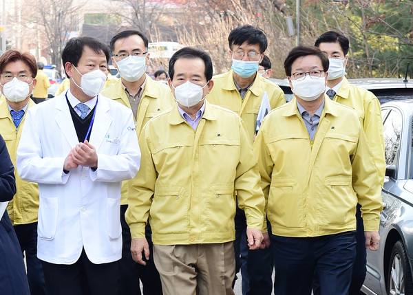 염태영 수원시장이 8일 경기도의료원 수원병원을 찾은 정세균 국무총리에게 ‘메르스 일성록’을 전달하고, “기초지자체가 자체적으로 감염병에 대응할 수 있도록 권한을 부여해 달라”고 건의했다. (사진제공=수원시청)