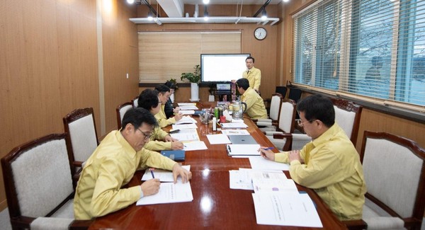 여주시는 지난 3일부터 신종 코로나 바이러스 감염증 확산에 따른 경제적 피해를 최소화하기 위한 경제 T/F팀을 구성, 대응책 마련에 나섰다. (사진제공=여주시청)