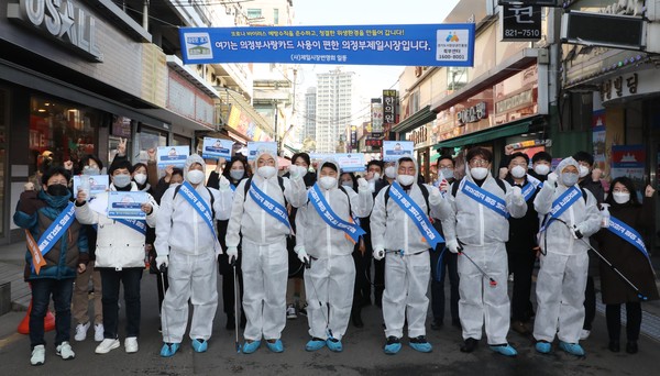 경상원은 8일에 김원기 경기도의회 부의장, 권재형 경기도의원, 이상백 경기도소상공인연합회장 등 100여 명이 의정부 제일시장을 방문해 릴레이 의병 출정식을 기념하고 있다.(사진제공=경상원)