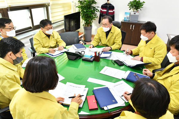 신종 코로나바이러스 감염증으로 인한 지역 내 경제적 여파에 촉각을 곤두세우고 능동적으로 대응하기 위해 수원시가 태스크포스팀을 가동한다. (사진제공=수원시청)