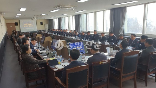 여주시는 10일 월간 현안회의를 개최했다. 약 한 시간 반에 걸친 이번 회의에서, 전 부서장은 2020 새해 시민과의 대화 와 관련해 부서장의 의견을 수렴했다. (사진제공=여주시청)