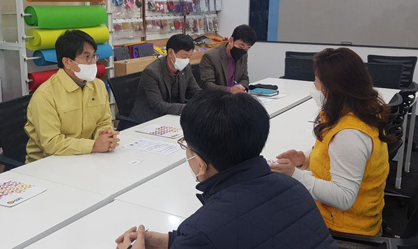 이재현 서구청장이 10일 서구 내의 마스크 생산업체와 대규모 점포 등을 찾아 보건용 마스크 수급상황을 점검했다. (사진제공=서구청)