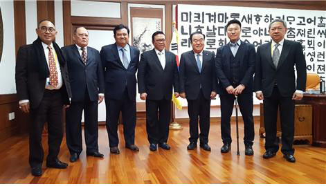 아궁 락소노 전 하원의장 일행이 강성종 총장과 함께 문희상 국회의장을 예방했다. (사진제공=신한대학교)