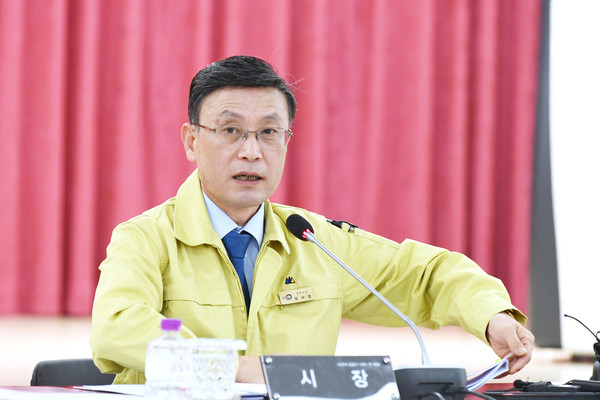 정하영 김포시장이 11일 ‘신종 코로나바이러스 대응 경제 활성화 및 지원 방안’ 언론인 브리핑을 열고 있다. (사진제공=김포시청)