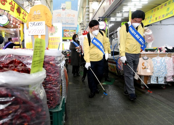 광주시는 신종 코로나바이러스 감염증을 예방하고 청결하고 안전한 상권 조성을 위해 경안전통시장과 상점가의 방역소독을 강화한다고 11일 밝혔다. (사진제공=광주시청)