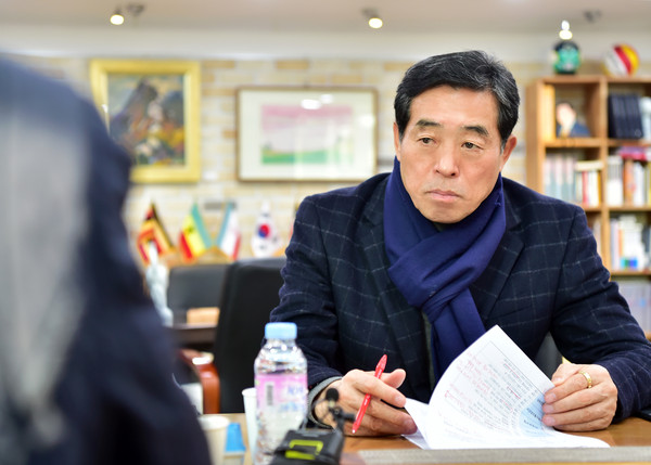 윤화섭 안산시장은 신종 코로나바이러스 감염증 확산으로 피해가 예상되는 관내 기업인들을 만나 어려운 상황을 극복하는데 행정력을 집중하겠다고 11일 밝혔다. (사진제공=안산시청)
