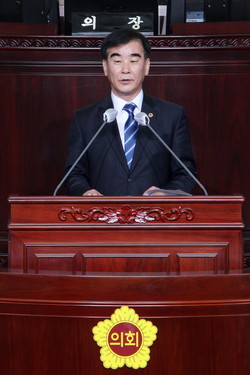 경기도의회 더불어민주당 염종현 대표의원이 11일 열린 제 341회 임시회 본회의에서 진행된 대표연설을 통해 공존·공영, 공정, 자치분권, 평화, 촛불혁명 완수 등을 2020년 더불어민주당의 중점과제로 제시했다. (사진제공=경기도의회)