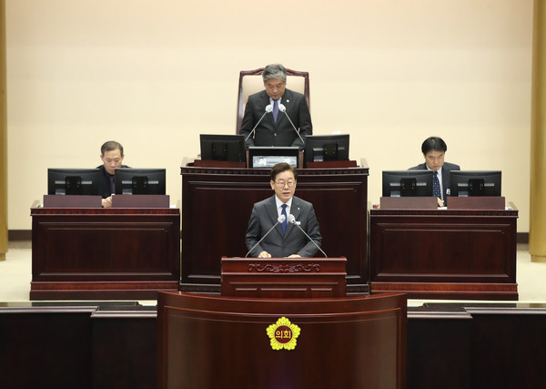11일 도의회 본회의장에서 이재명 지사와 이재정 도교육감, 송한준 도의회 의장 및 의원들이 참석한 가운데 도의회 제341회 임시회 제1차 본회의가 열렸다. (사진제공=경기도청)
