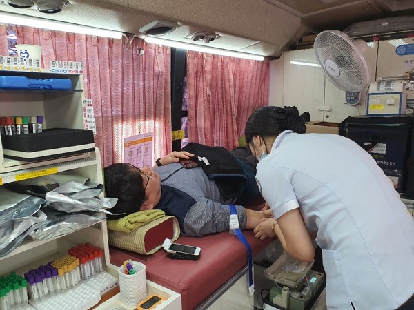 오산시는 11일 코로나바이러스 확산에 따른 혈액 부족 사태를 해소하고자 올해 첫 ‘공직자 사랑의 헌혈운동’을 진행하고 있다.(사진제공=오산시청)