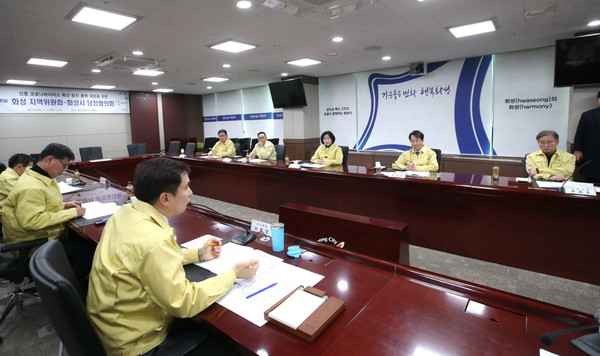 화성시는 11일 더불어민주당 화성지역위원회 (임시) 지역위원장과 국회의원 송옥주, 이원욱, 권칠승 서철모 화성시장이 신종 코로나바이러스 확산 방지를 위한 당정협의회를 진행하고 있다.(사진제공=화성시청)
