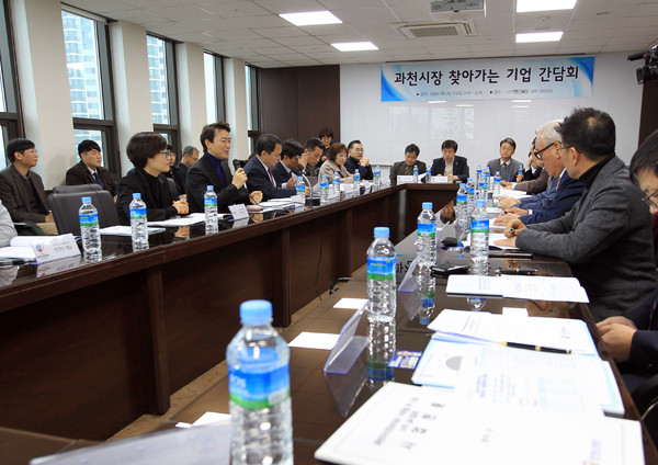 김종천 과천시장은 12일 안양시 소재 서현기술단 회의실에서 과천지식정보타운 입주 예정 기업인들과 간담회를 갖고, 소통하는 등 상생협력을 위한 행보를 보이고 있다. (사진제공=과천시청)