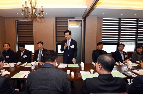 의정부는 12일 신종 코로나바이러스 감염증의 합동 대응을 주제로 25명의 기관장과 함께 수요회 정례회를 개최했다. (사진제공=의정부시청)