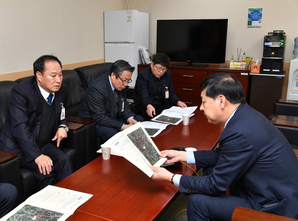 정동균 양평군수는 지난 11일 경기도의회 본회의 개원에 앞서 송한준 도의장과 도의원, 도 교육청 관계자를 찾아가 양평군의 현안사업 예산확보의 지원을 요청했다. (사진제공=양평군청)