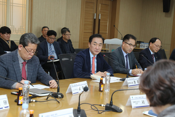 평택시는 지난 11일 시청 종합상황실에서 관내 진행 중인 대형건설현장 관계자, LH, 경기도시공사, 평택도시공사 및 건설관련 단체와의 간담회를 개최했다고 밝혔다. (사진제공=평택시청)