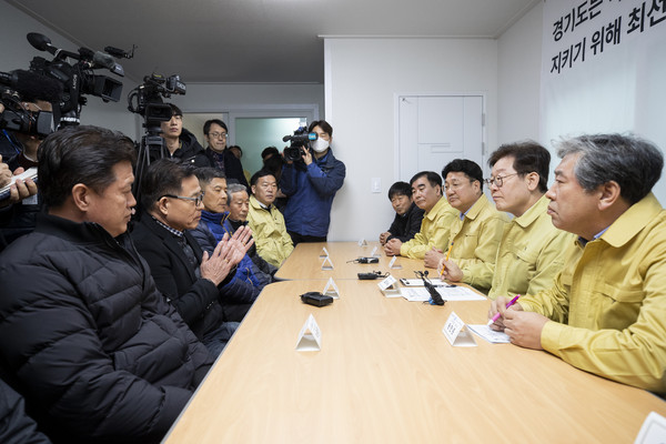 12일 오전 이천시 이황1리 마을회관에서 이재명 경기도지사와 엄태준 이천시장, 송한준 경기도의회 의장 등이 우한 교민(3차) 임시생활시설 주변 마을주민들과 간담회를 하고 있다. (사진제공=경기도청)