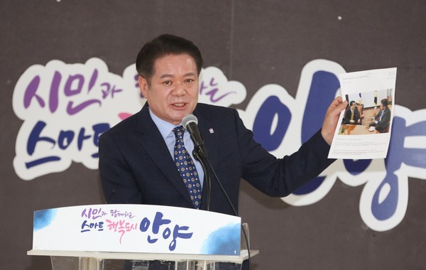 최대호 안양시장이 최근 논란이 된 ‘평촌 터미널 부지’ 관련 12일 오전 기자회견을 하고 있다. (사진제공=안양시청)