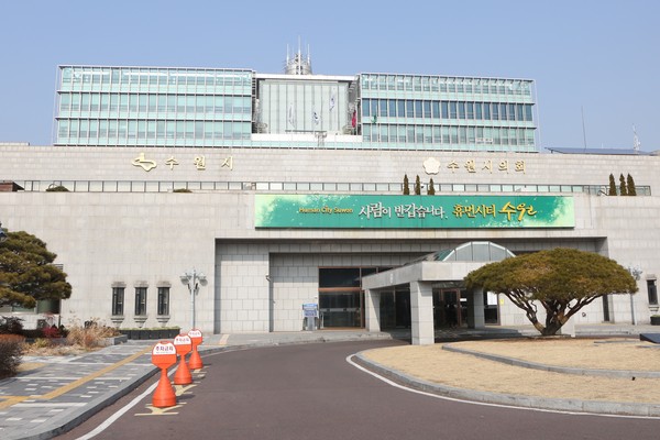 수원에서 코로나19 검사를 앞둔 남성이 사망한 것으로 알려진 가운데, 보건당국은 남성의 사인을 뇌졸중으로 보고 있다. (사진=장민호 기자)