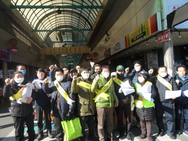 코로나19로 인한 경기침체 극복에 힘을 모으자는 감염병 예방캠페인이 13일 안양 중앙시장에서 있었다. (사진제공=안양시청)
