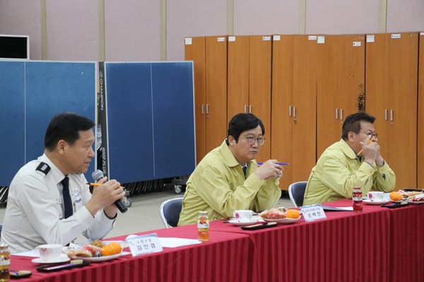 파주소방서는 ‘파주시의원들을 초청, 소방정책 설명회’를 개최하고, 시민들의 안전 향상을 위한 방안을 모색했다. 사진 왼쪽부터 김인겸 서장, 손배찬 시의회 의장, 안명규 부의장. (사진제공=파주소방서)