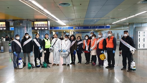 고양시가 코로나바이러스 확산 방지를 위해 총력을 다하는 가운데 고양시사회적기업봉사회에서 고양시 관내 경의중앙선과 지하철 3호선 주요 역사의 방역소독을 마쳤다. (사진제공=고양시청)