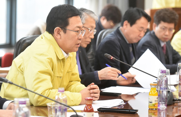 박남춘 인천시장이 13일 인천상공회의소에서 열린 ‘코로나19 관련 경제인 간담회’에서 경제분야 현황을 점검하며 대응방안을 논의하고 있다. (사진제공=인천시청)