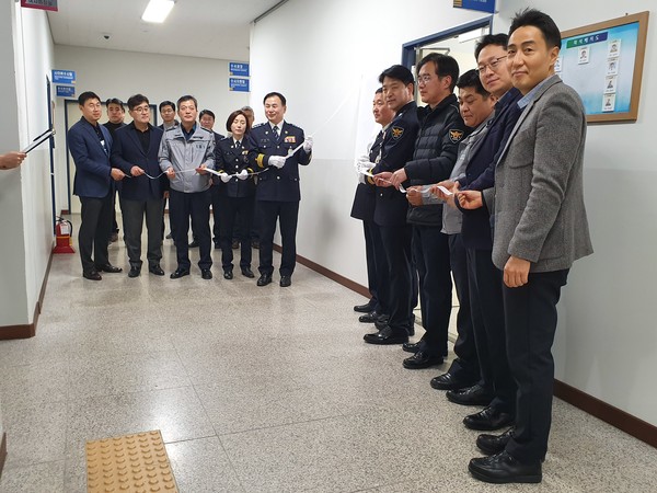 화성동탄경찰서는 4월 15일에 실시되는 ‘제21대 국회의원선거’가 깨끗하고 공정하게 치러질 수 있도록 경찰관서에서 ‘선거사범 수사상황실' 현판식을 진행하고 있다.(사진제공=화성동탄경찰서)