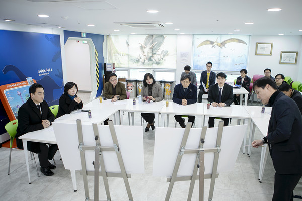 화성시의회 기획행정위원회는 ‘2020년도 수시분 공유재산 관리계획안’ 심의대상지 회의를 진행하고 있다.(사진제공=화성시의회)