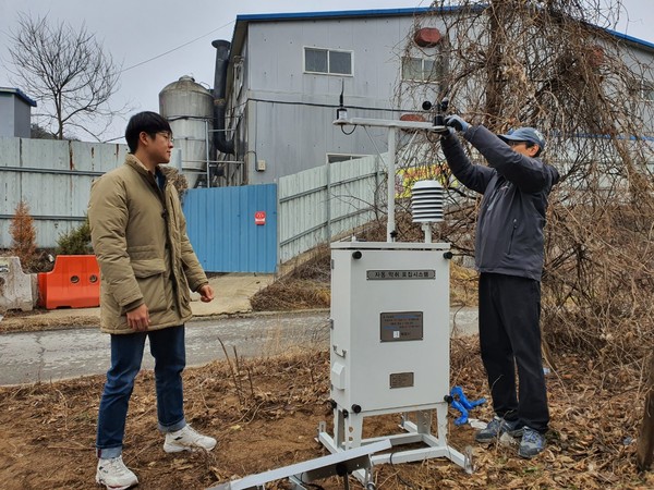 화성시는 축산악취가 상습적으로 발생하는 농가에 대하여 24시간 상시 악취도를 측정할 수 있는 무인 악취 측정를 설치하고 있다.(사진제공=화성시청)