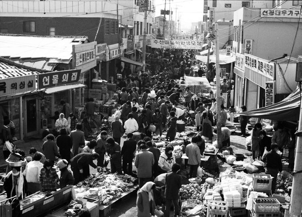 광주시, 사진첩 속 옛 자료 ‘도시재생 아카이브’ 추진(1970년대 경안전통시장 전경) (사진제공=광주시청)