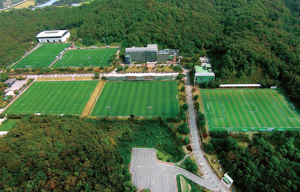 용인시는 14일 도쿄올림픽에 참가하는 축구와 농구 종목 외국 전지훈련팀 유치를 위해 경기도에 축구센터와 실내체육관을 유치 가능 시설로 신청했다고 밝혔다. 사진은 처인구 원삼면 용인시축구센터. (사진제공=용인시청)