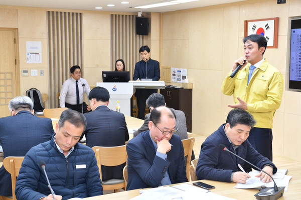 김상호 하남시장은 최근 주간정책회의에서 회의를 주재하고 하남시가 가야될 방향에 대해 부서 간 공감형성 및 협업을 강조했다. (사진제공=하남시청)