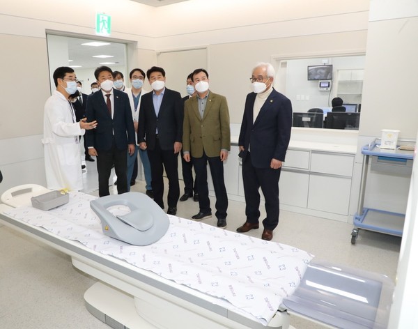 성남시의회는 성남시의료원을 방문해 개원 준비사항 및 신종 코로나바이러스 대응 태세를 점검했다. (사진제공=성남시의회)