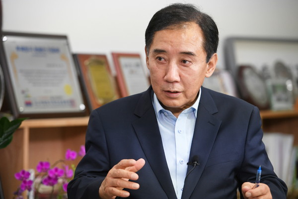 포천시가 동·서와 남·북을 연결하는 사통팔달의 교통망 구축을 통해 균형발전은 물론, 남북경협의 길을 준비에 전 행정력을 동원하고 나섰다. 사진은 박윤국 시장. (사진제공=포천시청)