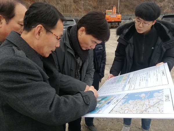 13일 오영철 옹진부군수가 어촌뉴딜300사업이 진행중인 관내 북도면 장봉도 야달항에서  사업진행사항 등을 점검하고 있다. (사진제공=옹진군청)