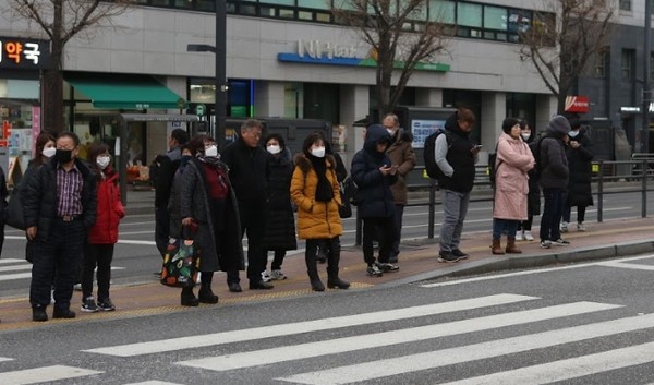 코로나19 사태를 틈타 일부 양심불량 얌체 업체들이 사재기를 하는 등 매점매석에 나서는 와중에 마스크 주문을 일방적으로 취소하고 값을 올린 온라인 판매업체의 덜미가 잡혔다.(사진=김정삼 기자)