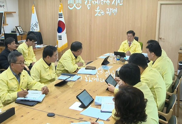 박승원 광명시장은 2월 17일 오전 시장실에서 열린 주간업무보고 회의에서 “코로나19 대응에 철저를 기하고 골목경제, 시민경제가 타격을 입지 않도록 노력할 것”을 재차 당부했다. (사진제공=광명시청)
