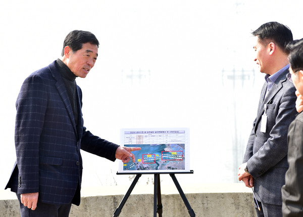 안산시가 전국 지자체로는 최초로 공유수면에 설치된 송전선로에 대한 점용료 부과를 이끌어내 매년 수십억 원의 세외수입을 확보하게 됐다.  (사진제공=안산시청)