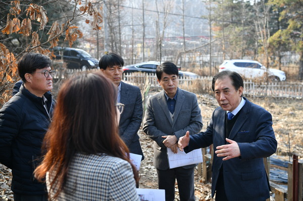 박윤국 포천시장은 시 공유재산 점검을 위해 신북면 가채리와 자작동 일대 두 곳의 현장 점검에 나섰다. (사진제공=포천시청)