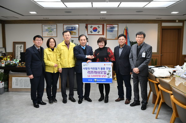 포천시 신북면 삼정리 소재 허브아일랜드 임 옥 대표는 시 관내 어려운 이웃들을 위해 리프레쉬시오일 1000개(일금 3000만원 상당)를 포천시에 전달했다.