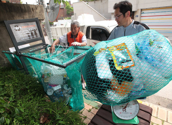 파주시는 공동주택 재활용품 수거업체의 폐지 수거 거부 움직임과 관련해 시민 불편이 발생치 않도록 선제적 대응에 나섰다. (사진제공=파주시청)