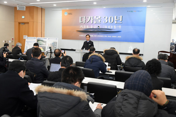 성남시 물순환과 진명래 과장이 17일 시청 율동관에서 하수처리장 지하화 사업 브리핑을 하고 있다. (사진제공=성남시청)