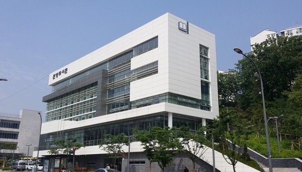 코로나19 감염을 우려해 임시 휴관 중이었던 공공도서관이 문을 연다. 사진은 관양도서관. (사진제공=안양시청)