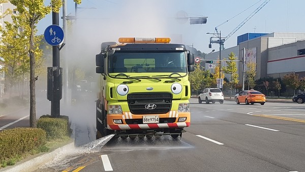 광명시 도로변 살수차 운영하고 있는 모습 (사진제공=광명시청)