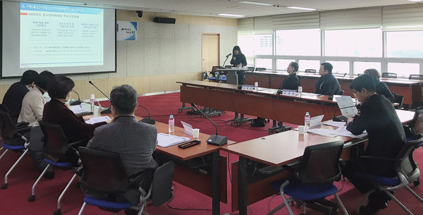 용인시는 17일 시청 컨퍼런스룸에서 지난해 청소년 사업 성과를 보고하고, 올해 사업 시행 계획과 관계기간 협력방안 등을 논의하는 청소년육성위원회를 열었다.  (사진제공=용인시청)
